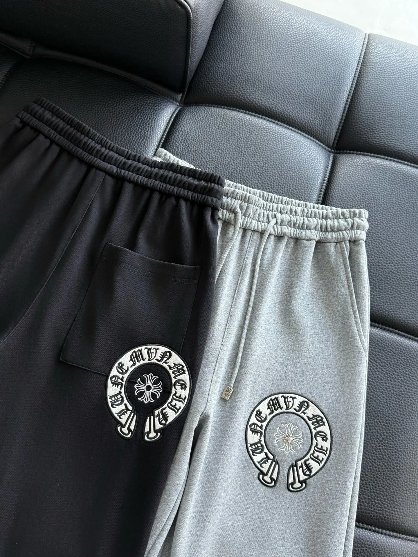P486 💰ChromeHearts ChromeHearts terry trousers, pursuit of quality and absolute guarantee of quality! The texture is clearly visible, the texture is soft, delicate and smooth, and the customized three-dimensional embroidery and leather craftsmanship are full of drape! The workmanship is fine and the shoulder lines are smooth. All imported chain machines are used to make the shoulder rolling strips. It has a certain thickness and is not made of cheap material but has a shiny feel that is comfortable and not tight on the upper body. It is the most avant-garde street item that can be easily matched by both men and women!  Color: black white Size: m-3xl Style number: 3750